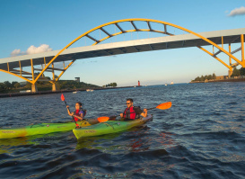 Milwaukee Kayak Company Couple Sunset Hoan
