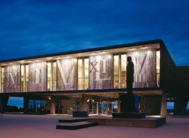 an exterior image of the War Memorial Center in Milwaukee