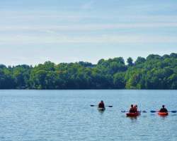 People kayaking on Fort Loudon Lake in Knoxville, TN