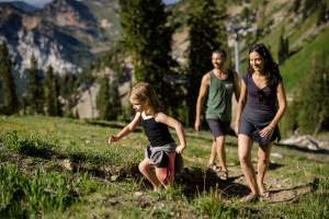 Family hiking Little Cottonwood Canyon