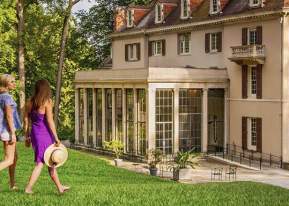 Winterthur Outside Shot with two ladies