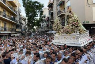 Quand la mer se couvre de fleurs : la tradition maritime de la Vierge du Carmen à Los Boliches