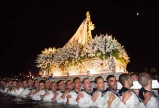 Un pueblo volcado en su tradición con la Virgen del Carmen, patrona de los bolicheros