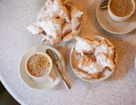 Cafe du Monde - Beignets and Coffee