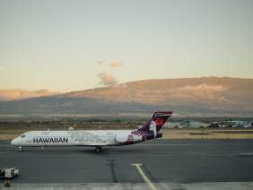 A Hawaiian Airlines Boeing 717 at Kahului Airport