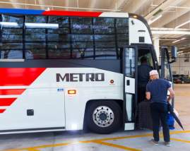 La ruta 500 IAH Downtown Direct de METRO desde la Terminal E