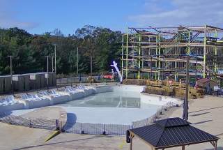 Live Webcam View at Great Wolf Lodge of the outdoor pool & ropes course