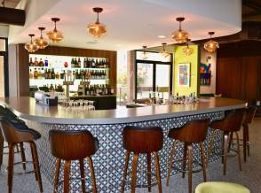 V Wine Lounge & Martini Bar