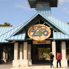 Visitors walking in the entrance of the Baton Rouge Zoo