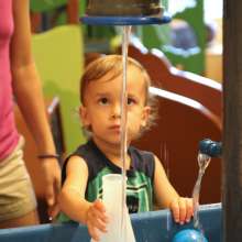 Child plays in water at Wonderlab