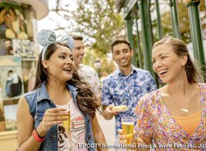 两对夫妇正在享受Epcot®美食与葡萄酒节