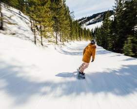Snowboarding in Big Sky