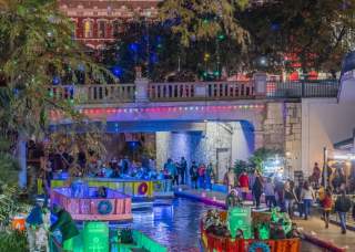 Holiday Lights on the River Walk &#8211; FREE