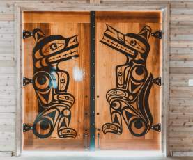 Snuneumuxw craved art on a door of two eagles facing each other.