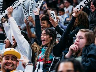 san antonio spurs fans cheering