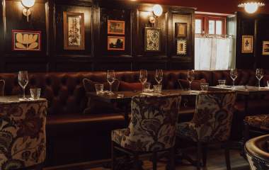 The White Hart - Pub tables set up for dinner
