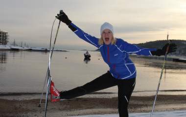 dame på ski på strand