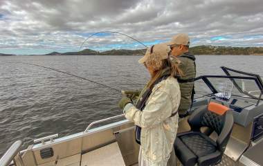 et par som fisker fra båt