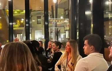 mennesker i bar