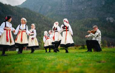 Jenter i bunad som danser gangar