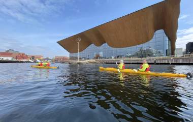 to gule kajakker ved Kilden