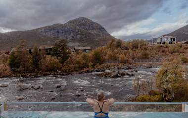 Kvinne ser utover utsikten fra Hovden Fjellbad