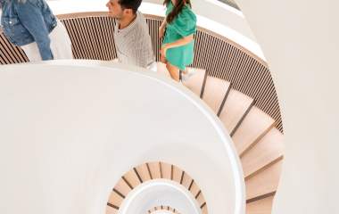 tre personer i trapp