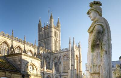 Roman Baths balcony with Bath Abbey in the background