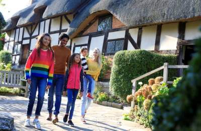 A family walking past Anne Hathaways cottage