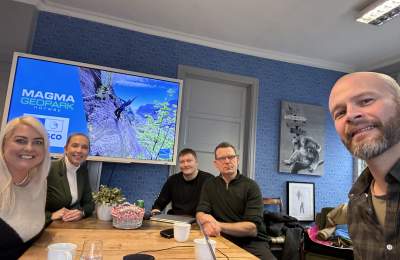 mennesker rundt et bord i møte