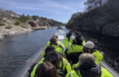 På båttur i rib i skjærgården