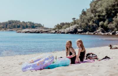 To barn på Sjøsanden i Mandal