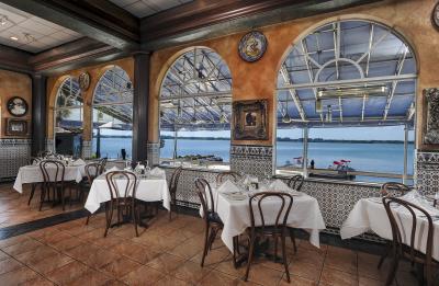 Indoor and outdoor waterfront dining. Lunch and dinner served daily.