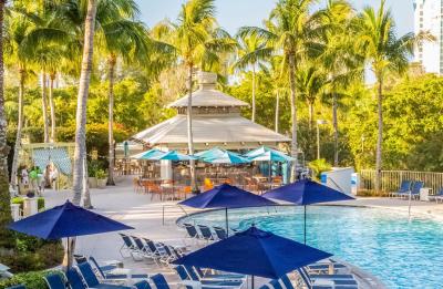 Pool and pool bar at Naples Grande Beach Resort