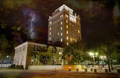 Miami: Haunts of South Beach Ghost Walking Tour