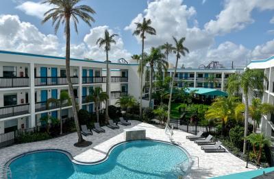 Oasis Bay Suites Courtyard