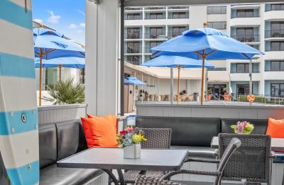 Barefoots Beachside Bar & Grill at Hilton Sandestin Resort