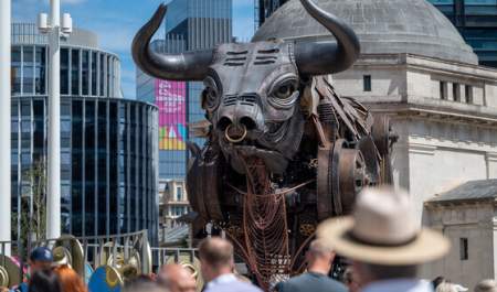 Ozzy the bull looming over a crowd in Centenary Square