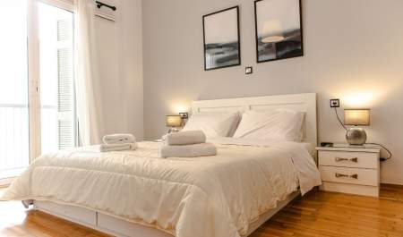 hotel bed with whit white linen and kingsize bed