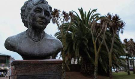 image shows the bust of Agatha Christie in Torquay