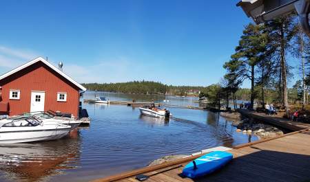 Bryggepromenaden og båtcafeen i Ørje med gjesteplasser til båt i bakgrunn