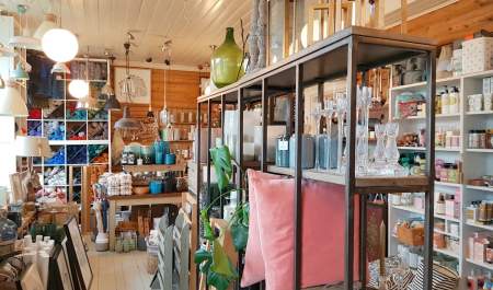 Shelves with cushions, decorative items, yarn etc.