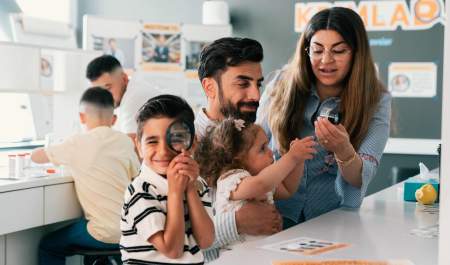 Familie med to barn prøver seg på Krimlab.