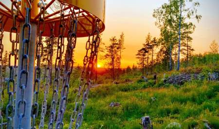 En frisbeegolf kurv i vakker solnedgang