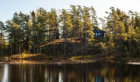 Hytte på en fjellknaus over ett vann