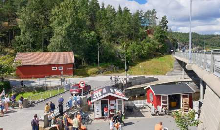 Turistkontoret Visit Indre Østfold - en liten rød bod på kaia i Ørje
