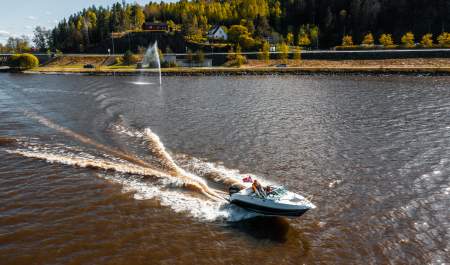 Fritidsbåt kjører i Rødenessjøen i Haldenkanalen.