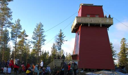 Masse mennesker utenfor Haukenestårnet, som kan minne om Mumitårnet