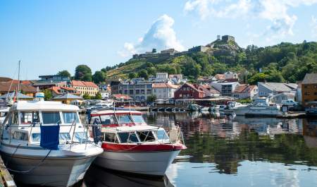 Gjestehavnen i Halden med Fredriksten festning i bakgrunnen.