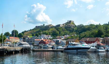 Gjestehavnen i Halden med Fredriksten festning i bakgrunnen.